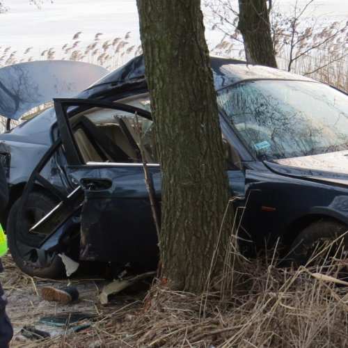 JEŹDZIŁ PO LODZIE, UDERZYŁ W PRZYBRZEŻNE DRZEWO – PASAŻER ZGINĄŁ NA MIEJSCU