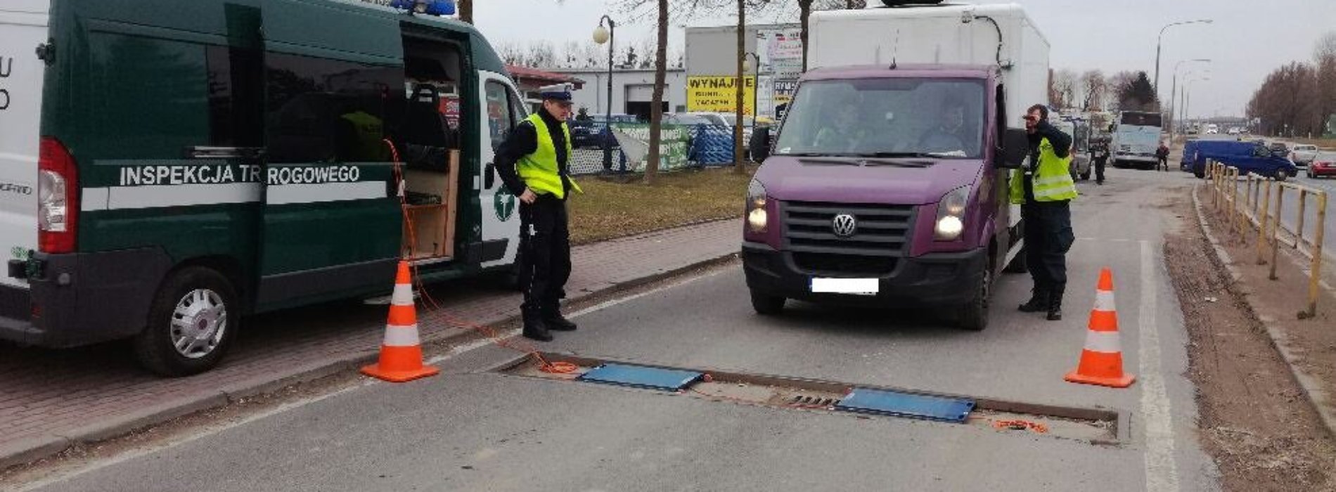 POLICJANCI RAZEM Z FUNKCJONARIUSZAMI ITD KONTROLOWALI POJAZDY CIĘŻAROWE