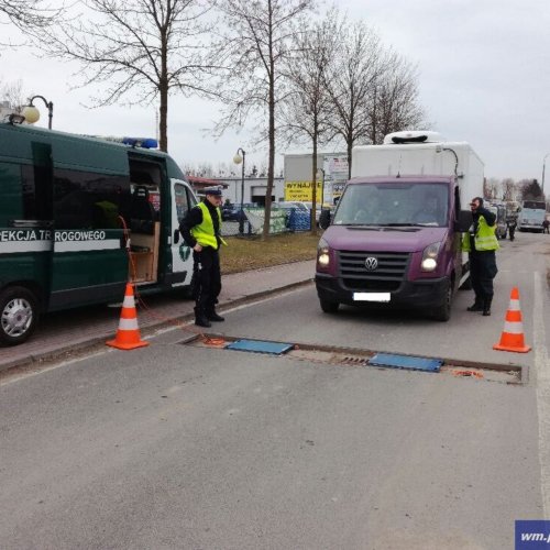 POLICJANCI RAZEM Z FUNKCJONARIUSZAMI ITD KONTROLOWALI POJAZDY CIĘŻAROWE