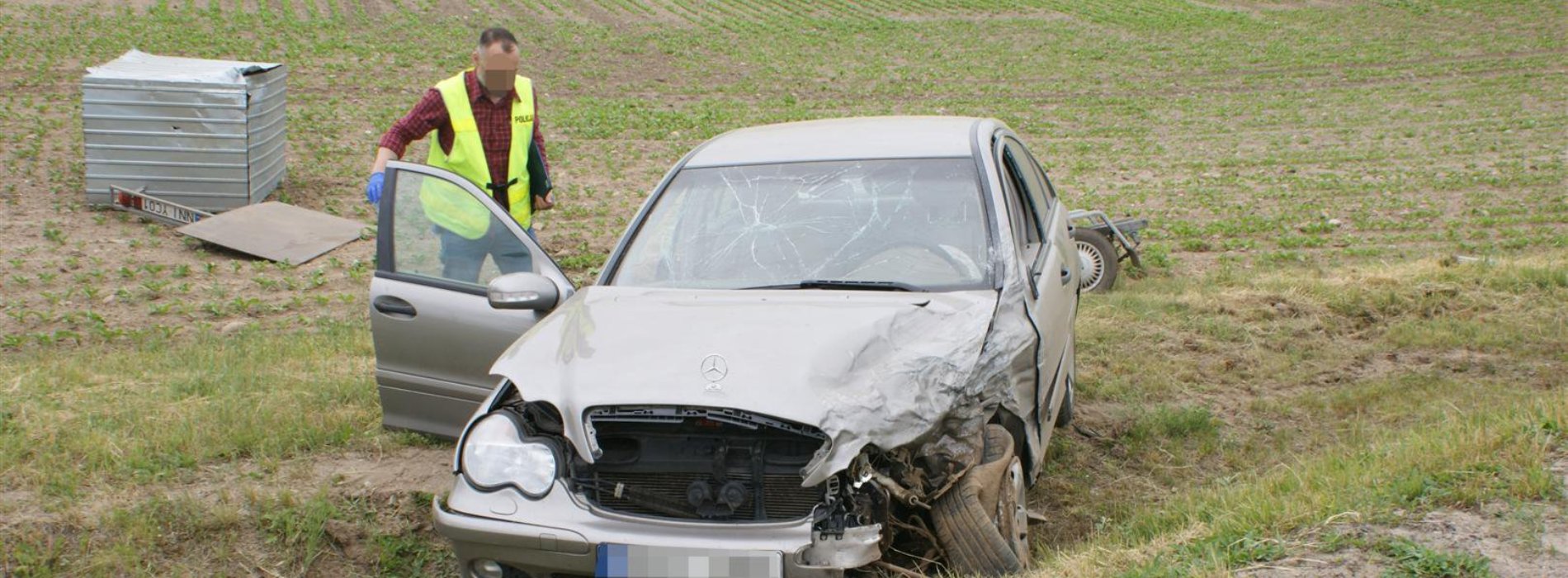 BMW UDERZYŁO W MERCEDESA, A NASTĘPNIE DACHOWAŁO. KIEROWCY OBU POJAZDÓW W SZPITALU