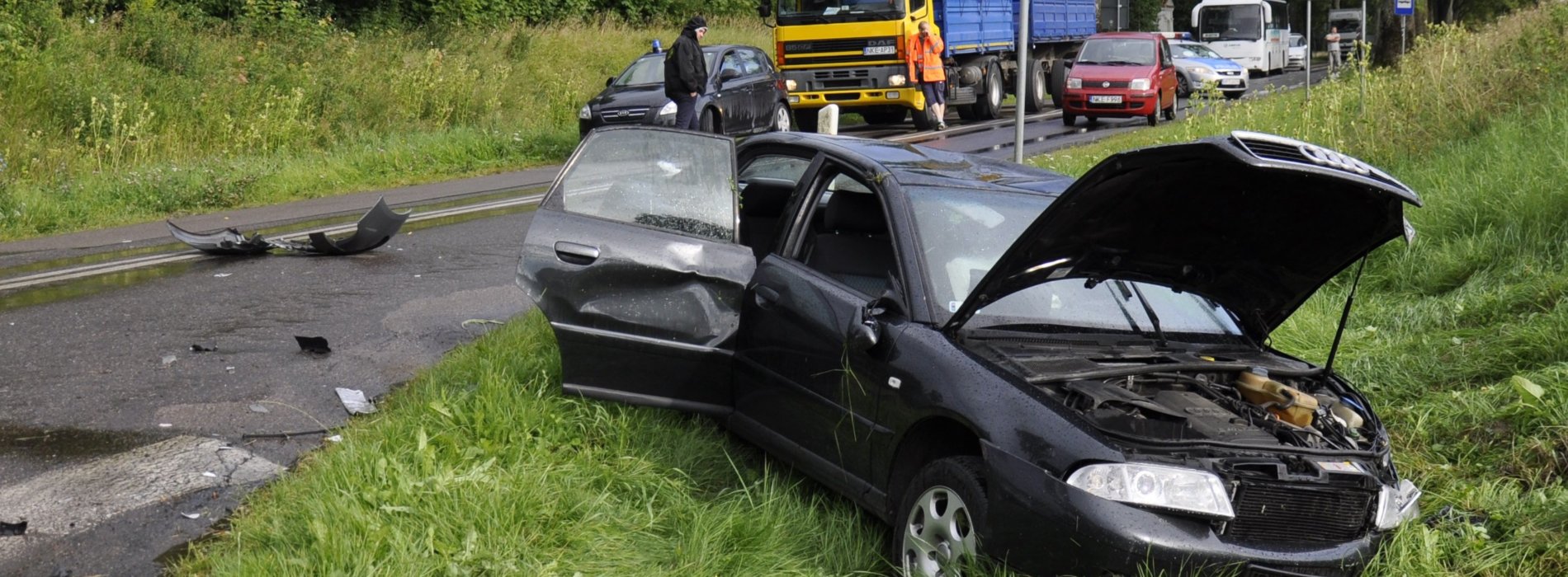 POLICJANCI WYJAŚNIAJĄ OKOLICZNOŚCI WYPADKU DROGOWEGO