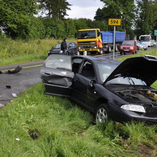 POLICJANCI WYJAŚNIAJĄ OKOLICZNOŚCI WYPADKU DROGOWEGO