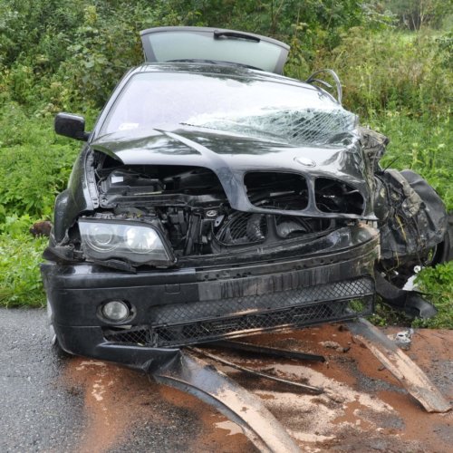 KIEROWCA BMW UDERZYŁ W DRZEWO – ZDARZENIE DROGOWE NA TRASIE DOBRE MIASTO – LUBOMINO