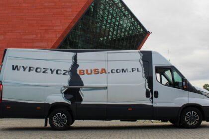 Wynajem busa. Kiedy warto z niego skorzystać?