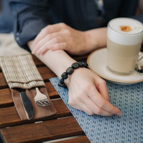 Prostokątny stolik do kawiarni – na co zwracać uwagę przy zakupie?