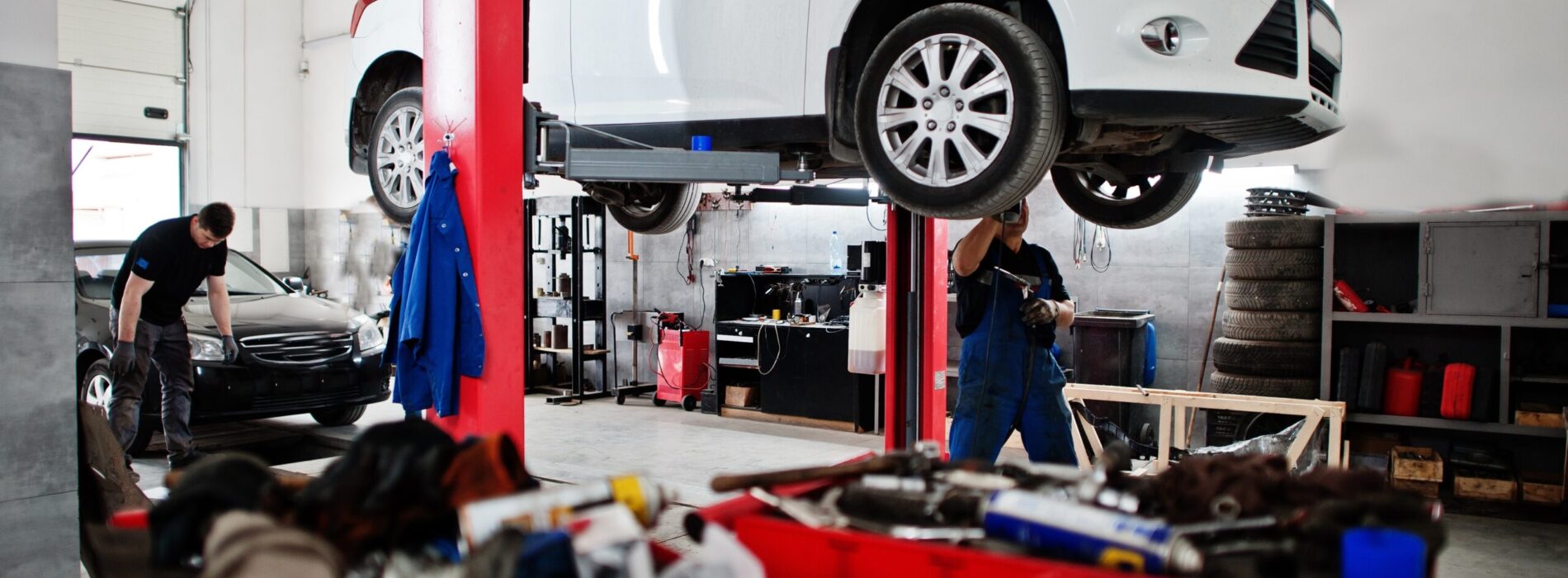 Kobyłka samochodowa vs. podnośnik – kiedy używać?